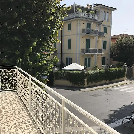 Stunning 300mt By The Sea Dei Marmi * Форте-деи-Марми